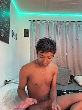 Snapshot of alejo_cute chatting on 05-26-26, 01:18 alejo cute online show from 05-26-26, 01:18