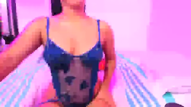 Snapshot of Ivonnesweets chatting on 02-18-25, 02:27 Ivonnesweets online show from 02-18-25, 02:27