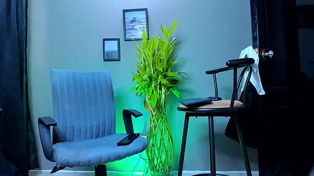 Damian 022 online show from 10-19-25, 02:18