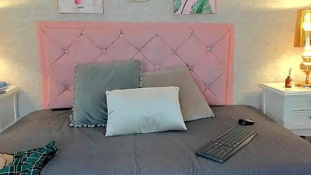 Ginger Violetta  online show from 02-01-25, 07:55