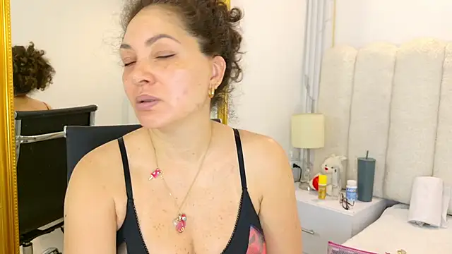 Juliabadlee online show from 11-24-25, 08:41