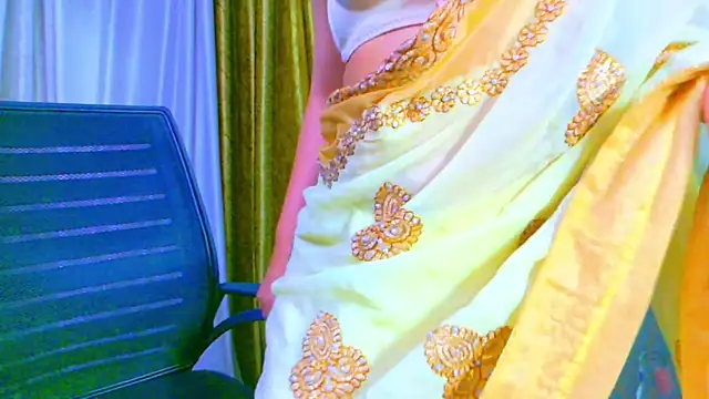 Snapshot of Aashika-Kaur chatting on 03-08-25, 04:01 Aashika-Kaur online show from 03-08-25, 04:01