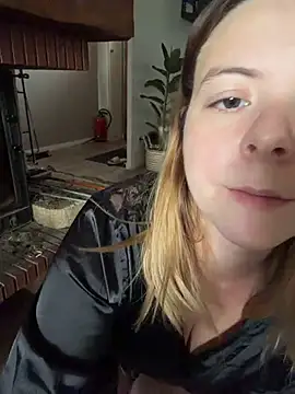 Snapshot of Nina_blain chatting on 12-05-25, 01:42 Nina blain online show from 12-05-25, 01:42