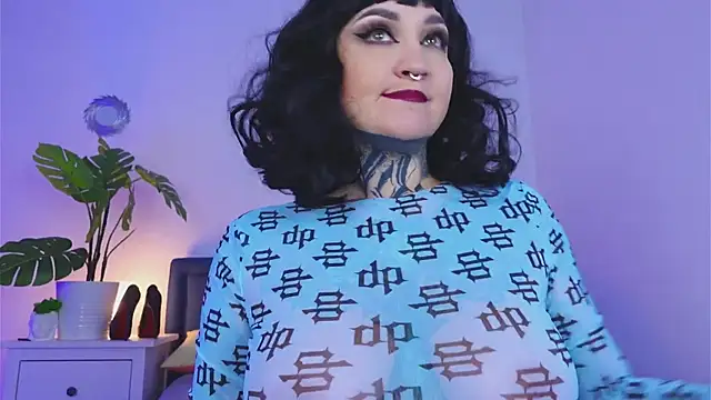 Snapshot of SindelDark chatting on 09-18-25, 01:02 SindelDark online show from 09-18-25, 01:02