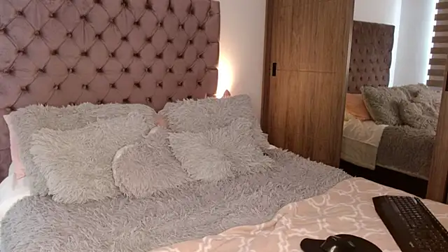 Roussmariehenao online show from 10-12-25, 01:21