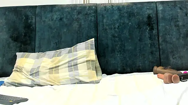 Julia Gomes online show from 03-08-25, 01:47