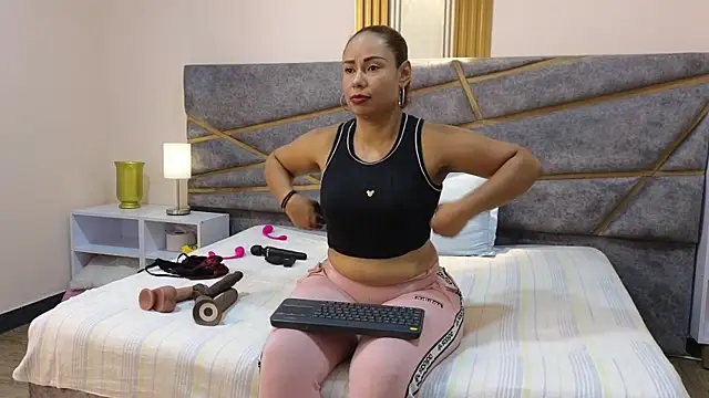 Julia Gomes online show from 03-17-25, 07:26