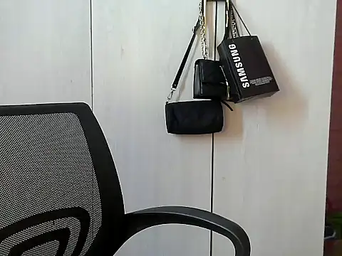 Snapshot of Destiny_Desire chatting on 11-11-25, 08:47 Destiny Desire online show from 11-11-25, 08:47