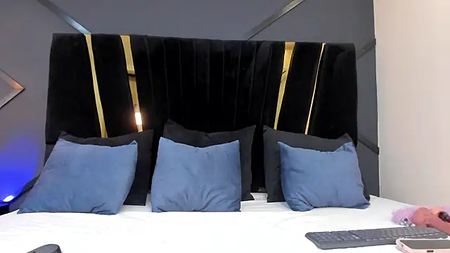 emily mooon online show from 10-11-25, 02:44