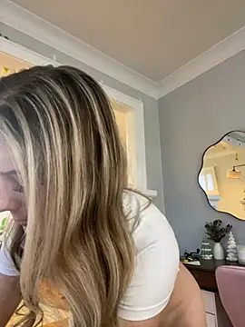 Snapshot of LoveShae_ chatting on 12-17-24, 10:11 LoveShae online show from 12-17-24, 10:11