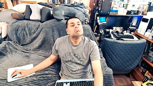 Snapshot of ClampMaster chatting on 09-24-25, 12:36 ClampMaster online show from 09-24-25, 12:36