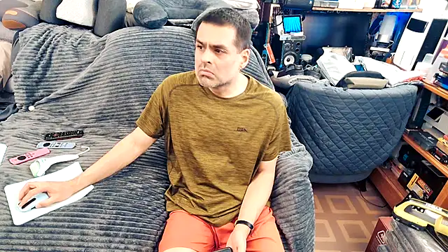 Snapshot of ClampMaster chatting on 10-04-25, 10:08 ClampMaster online show from 10-04-25, 10:08