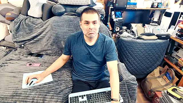 Snapshot of ClampMaster chatting on 10-18-25, 01:52 ClampMaster online show from 10-18-25, 01:52