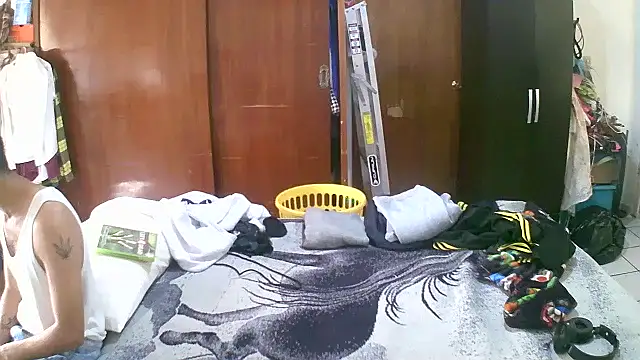 Snapshot of jperezofficial1 chatting on 09-29-25, 04:34 jperezofficial1 online show from 09-29-25, 04:34