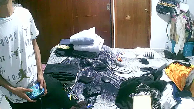 Snapshot of jperezofficial1 chatting on 10-08-25, 05:05 jperezofficial1 online show from 10-08-25, 05:05