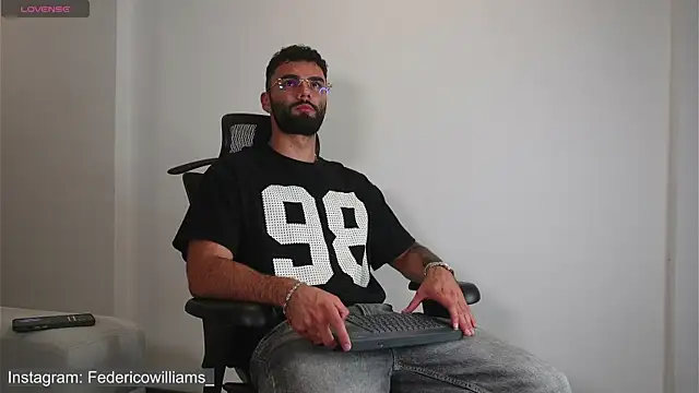 Snapshot of Derek_w chatting on 09-23-25, 04:59 Derek w online show from 09-23-25, 04:59