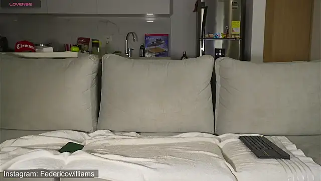 Snapshot of Derek_w chatting on 10-01-25, 02:50 Derek w online show from 10-01-25, 02:50