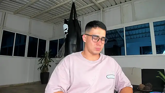 Snapshot of owengray2n chatting on 12-30-24, 01:48 owengray2n online show from 12-30-24, 01:48