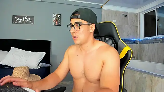 Snapshot of owengray2n chatting on 01-20-25, 05:04 owengray2n online show from 01-20-25, 05:04