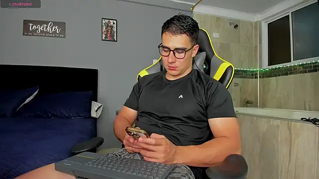 Snapshot of owengray2n chatting on 02-28-25, 04:43 owengray2n online show from 02-28-25, 04:43