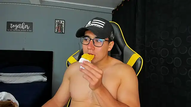 Snapshot of owengray2n chatting on 09-19-25, 02:13 owengray2n online show from 09-19-25, 02:13