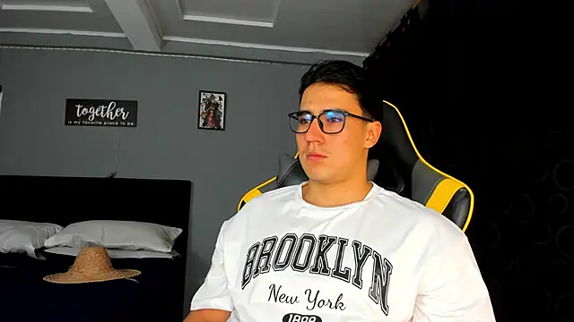 Snapshot of owengray2n chatting on 10-08-25, 02:20 owengray2n online show from 10-08-25, 02:20