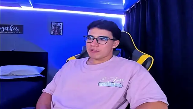 Snapshot of owengray2n chatting on 10-12-25, 11:04 owengray2n online show from 10-12-25, 11:04