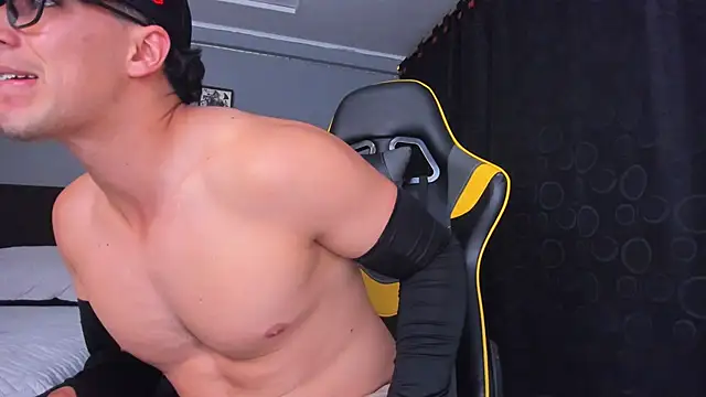 Snapshot of owengray2n chatting on 11-30-25, 03:32 owengray2n online show from 11-30-25, 03:32