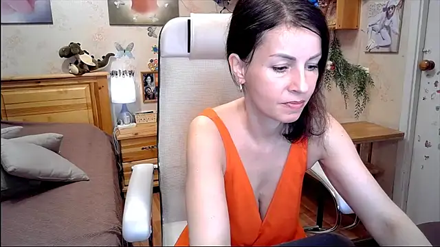 Snapshot of Kendra_Mom chatting on 05-18-26, 10:10 Kendra Mom online show from 05-18-26, 10:10