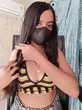 Snapshot of Parinaaz18 chatting on 06-19-26, 01:43 Parinaaz18 online show from 06-19-26, 01:43