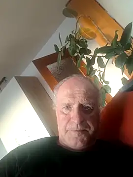 Snapshot of Milkasahne64 chatting on 09-29-25, 04:34 Milkasahne64 online show from 09-29-25, 04:34