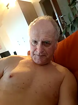 Snapshot of Milkasahne64 chatting on 10-03-25, 06:43 Milkasahne64 online show from 10-03-25, 06:43