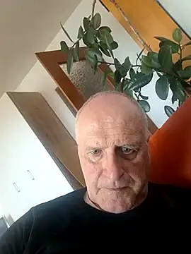 Snapshot of Milkasahne64 chatting on 10-28-25, 09:57 Milkasahne64 online show from 10-28-25, 09:57