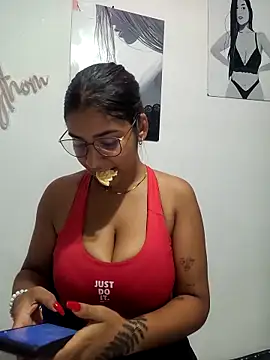 Snapshot of Sofythom1 chatting on 10-24-25, 01:46 Sofythom1 online show from 10-24-25, 01:46