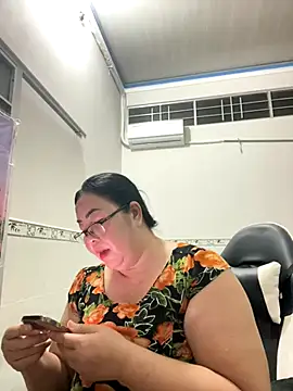 Snapshot of NDith chatting on 10-24-25, 12:01 NDith online show from 10-24-25, 12:01