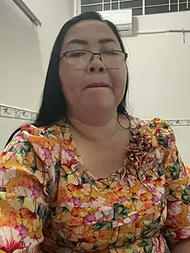 Snapshot of NDith chatting on 10-25-25, 12:13 NDith online show from 10-25-25, 12:13