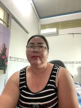 Snapshot of NDith chatting on 10-31-25, 07:53 NDith online show from 10-31-25, 07:53