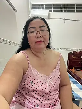 Snapshot of NDith chatting on 11-13-25, 11:25 NDith online show from 11-13-25, 11:25