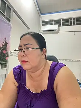 Snapshot of NDith chatting on 11-15-25, 11:40 NDith online show from 11-15-25, 11:40