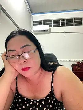 Snapshot of NDith chatting on 11-17-25, 01:06 NDith online show from 11-17-25, 01:06