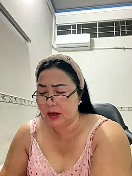 Snapshot of NDith chatting on 11-21-25, 04:27 NDith online show from 11-21-25, 04:27