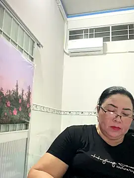 Snapshot of NDith chatting on 11-24-25, 11:21 NDith online show from 11-24-25, 11:21