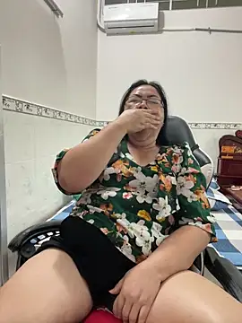 Snapshot of NDith chatting on 11-24-25, 11:26 NDith online show from 11-24-25, 11:26