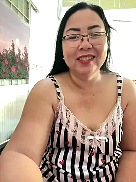 Snapshot of NDith chatting on 11-25-25, 11:38 NDith online show from 11-25-25, 11:38