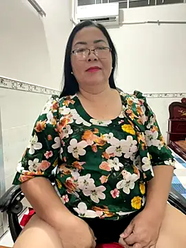 Snapshot of NDith chatting on 11-30-25, 01:04 NDith online show from 11-30-25, 01:04