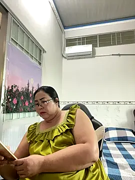 Snapshot of NDith chatting on 12-15-25, 09:35 NDith online show from 12-15-25, 09:35