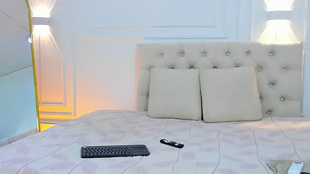 Snapshot of lola_red95 chatting on 06-10-26, 01:10 lola red95 online show from 06-10-26, 01:10