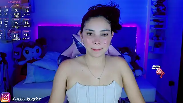 Snapshot of Kylie_brokee chatting on 02-02-25, 10:06 Kylie brokee online show from 02-02-25, 10:06