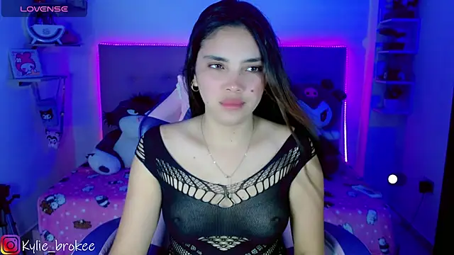 Snapshot of Kylie_brokee chatting on 02-28-25, 09:12 Kylie brokee online show from 02-28-25, 09:12