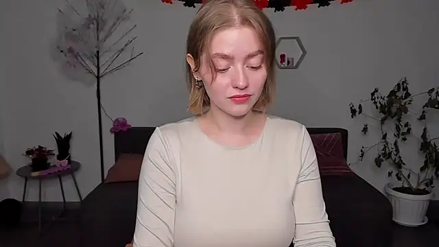 AidaPerry online show from 12-10-24, 01:44